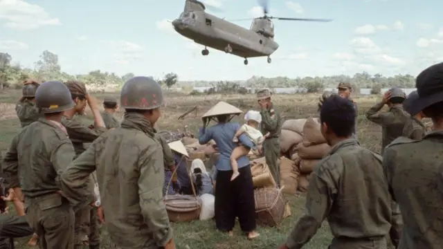 Quân lực VNCH sơ tán dân khỏi Bến Súc, Dầu Tiếng năm 1967 - hình tư liệu