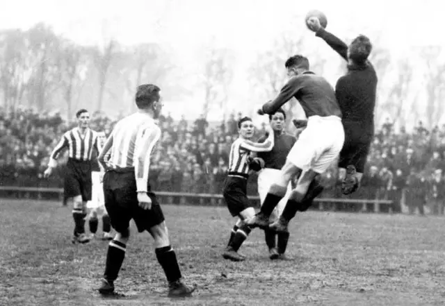 Partido de futbol en la década del 20 en Inglaterra