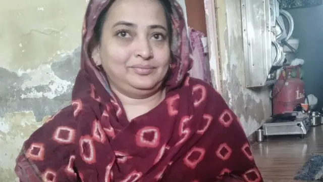 દત્તક બાળક સાથે ખુરશીદા