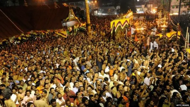 मासिक पाळीच्या दरम्यान शबरीमला मंदिरामध्ये महिलांना प्रवेश करायला बंदी आहे.