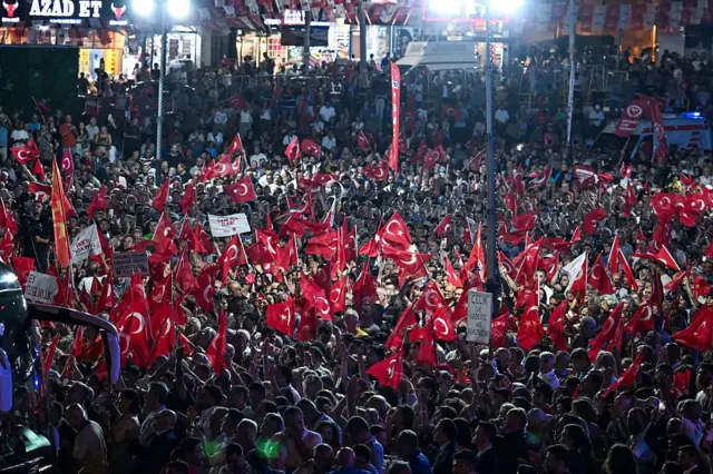 CHP, bundan süreçte mitingleri sürdürmeyi planlıyor. 