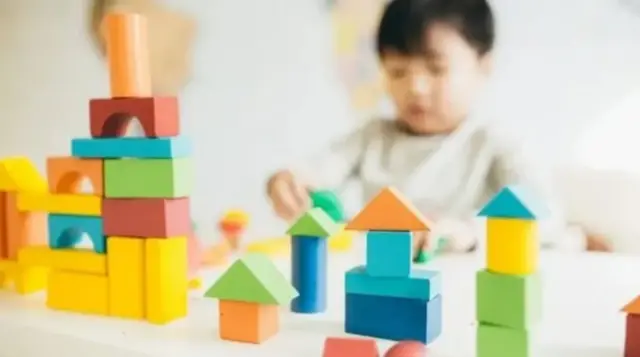 طفل يلعب بالمكعبات.