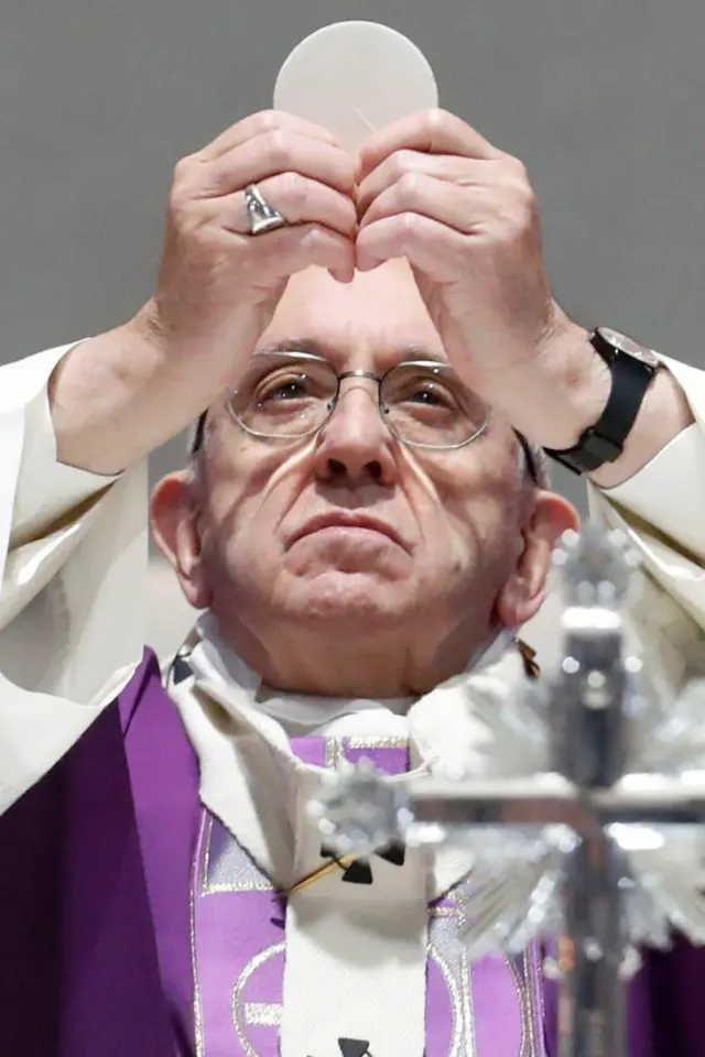 Папа Франциск с облаткой в руках 