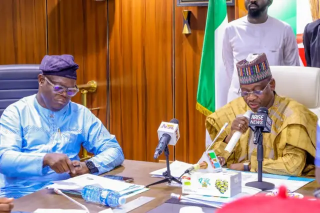 APC leadership siddon for meeting