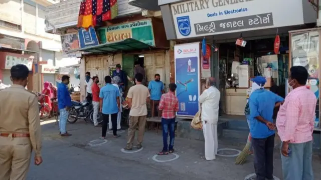 ભૂજમાં સ્થાનિક બજારોમાં સોશિયલ ડિસ્ટન્સિંગ સાથે લોકો આવી રીતે એકઠા થયા હતા