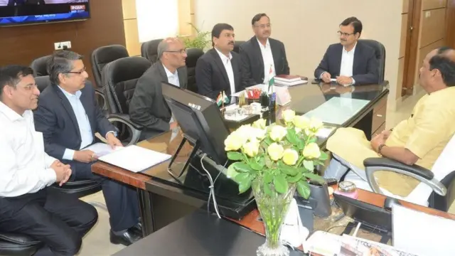 रघुवर दास के साथ बैठक के दौरान अडानी समूह के अधिकारी