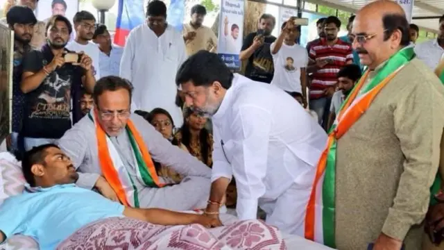 हार्दिक पटेल यांना भेटायला आलेले काँग्रेस नेते