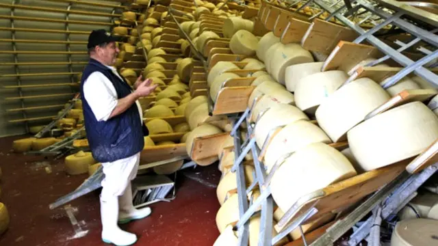 Робітник біля складу із пармезаном
