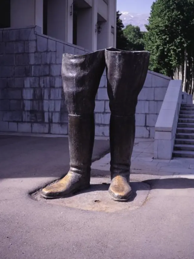 مجسمه برنز رضاه شاه پهلوی در جریان انقلاب تخریب شد و از آن فقط چکمه‌های اولین شاه سلسله پهلوی بر جا ماند.