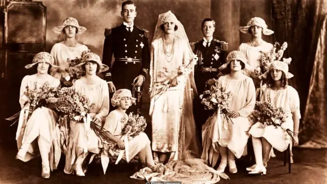 결혼식날 포즈를 취하고 연출을 하는 것은 전혀 새로운 일이 아니다. 하지만 인스타그램에 최적화 된 결혼식은 새로운 문화현상이다.