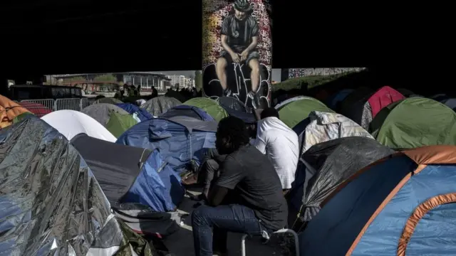 프랑스 파리 북쪽 지역의 난민 캠프
