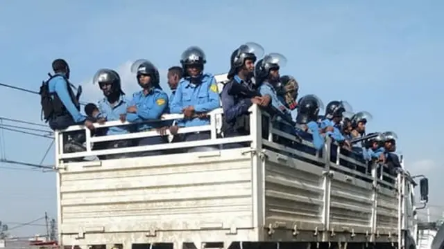 ፖሊሶች በተለያዩ የከተማዋ ክፍሎች በስፋት ይታያሉ።