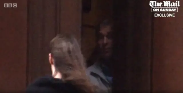 เมื่อปี 2010 มีผู้ถ่ายภาพเจ้าชายแอนดรูว์ ขณะเสด็จออกจากบ้านพักหรูในนครนิวยอร์กของนายเอปสตีน