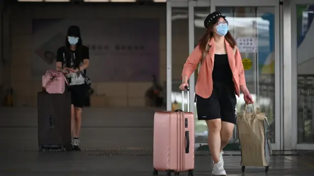 兩位女性旅客步出中國深圳灣口岸港方口岸區（15/9/2021）