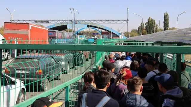 Казакстандын айрым аймактарындагы талаа жумуштарында иштеп, кайра кайта албай документсиз жүргөндөрү да бар