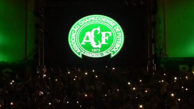 El marcador fue mostrando a cada uno de los jugadores y cuerpo técnico que murieron en el accidente.