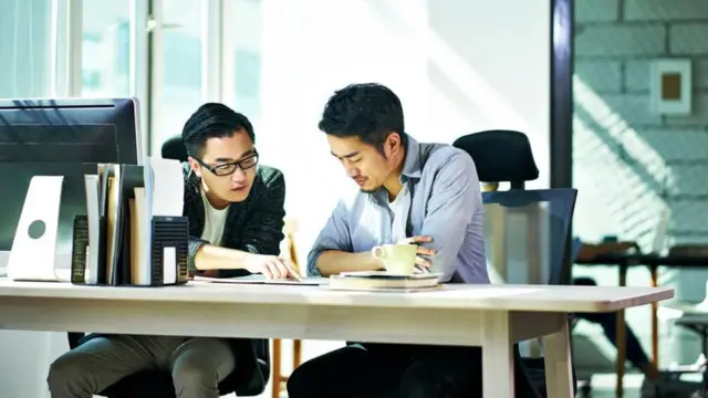 Dos profesionales hablando