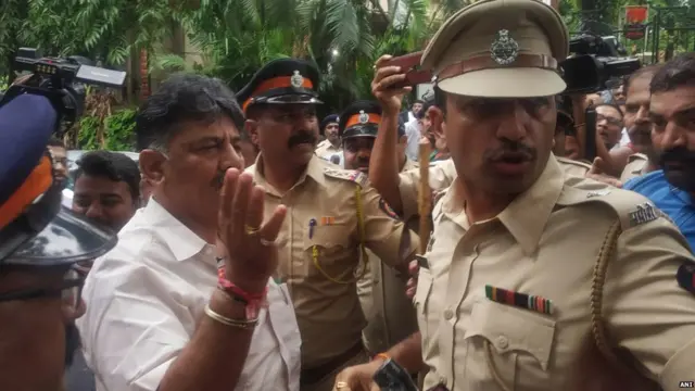 मुंबई में पुलिसवालों से बहस करते शिवकुमार