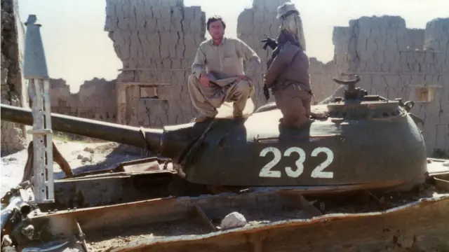 टैंक पर फ़ोटोग्राफ़र जॉन इंग्लैंड