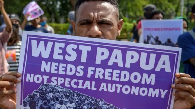 Mahasiswa Papua memperlihatkan poster menolak otonomi khusus saat melakukan aksi unjuk rasa di depan kedutaan besar AS di Jakarta, pada 15 Agustus 2020.