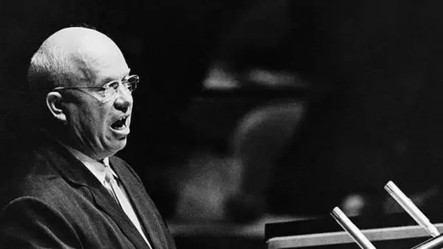 في عام 1954 قام الزعيم السوفيتي آنذاك نيكيتا خروشوف باهداء شبه جزيرة القرم إلى جمهورية أوكرانيا السوفيتية