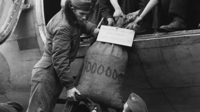 Гатов аэропортунда көмүр салынган миллиончу капты түшүрүп жаткан учур.