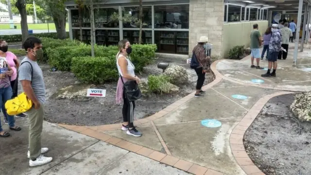 मतदान करते लोग