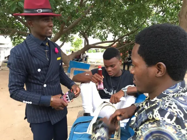 Alexanda na Noah(anayeuzia wateja manukato) wanasema mavazi wanayoyavaa si ya bei ya juu ila yamefanyiwa ubunifu kwa kuongezewa nakshi