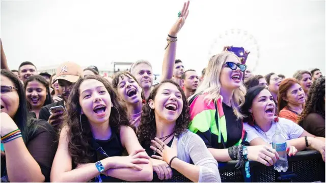 Mujeres disfrutan un espectáculo