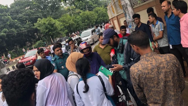 পুলিশের ড্রাইভিং লাইসেন্সও দেখতে চায় শিক্ষার্থীরা।