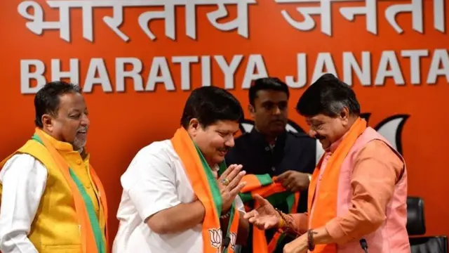 टीएमसी विधायक अर्जुन सिंह बीजेपी में शामिल होते हुए