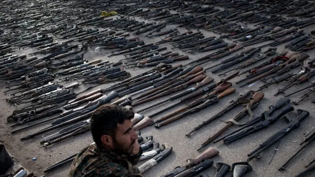 বাঘুজে আই এসের ফেলে যাওয়া অস্ত্র