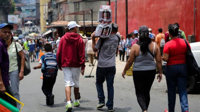 Personas caminando en Caracas, Venezuela.
