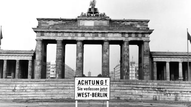 ਬਰਲਿਨ ਦੀ ਦੀਵਾਰ ਕਰਕੇ ਜਰਮਨੀ ਦੋ ਹਿੱਸਿਆਂ ਵਿੱਚ ਵੰਡਿਆ ਗਿਆ।