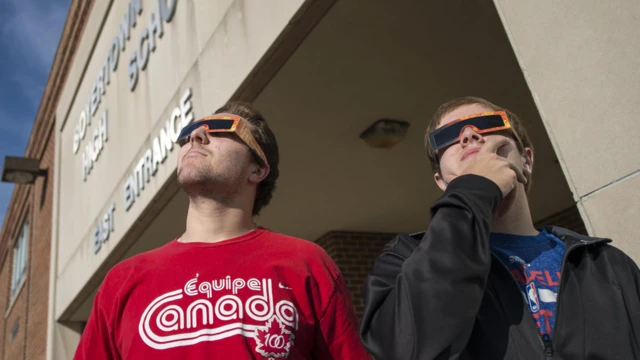 Jóvenes con gafas de eclipse