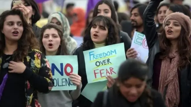 "बलात्काराला अश्लीलता जबाबदार" इम्रान खान यांचं वादग्रस्त वक्तव्य