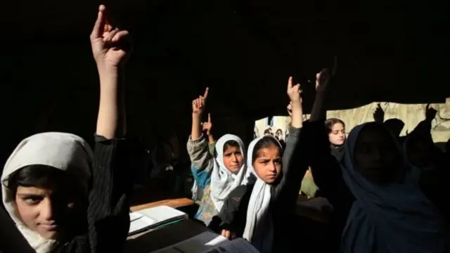 گزارش بیانگر آن است که برنامه درسی آموزش و پرورش به حدی سنگین است که تدریس آن در مدت تعیین شده "غیرواقعبینانه" است