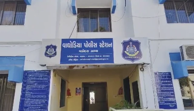 બીબીસી ગુજરાતી વડોદરા વાઘોડિયા વિદેશી વિદ્યાર્થી પારુલ યુનિવર્સિટી થાઈલેન્ડ લીમડા ગુજરાત પોલીસ