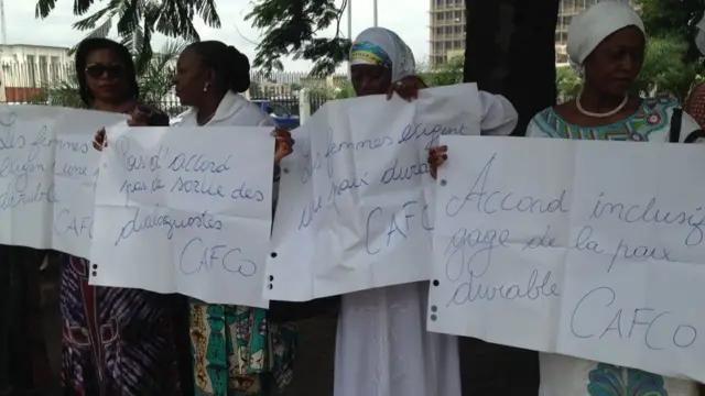 Elles exigent un accord en brandissant des pancartes où on peut lire "Pas d'accord, pas de sortie des dialoguistes", "Accord inclusif, gage de la paix".