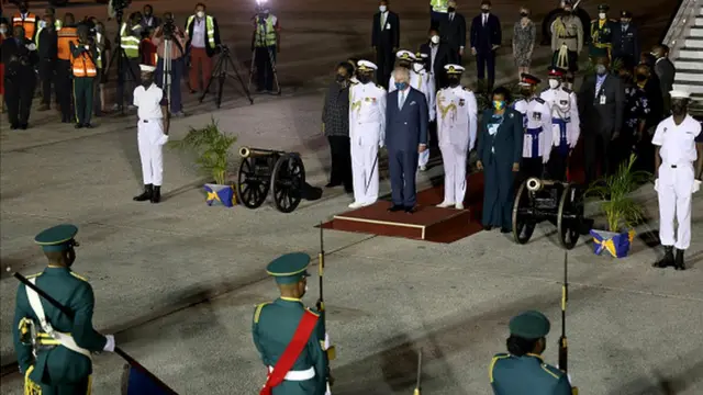 В аэропорту принца Чарльза встречал почетный караул