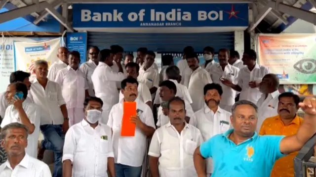 வங்கி முன்பு ஒன்று கூடிய ஓபிஎஸ் ஆதரவாளர்கள்
