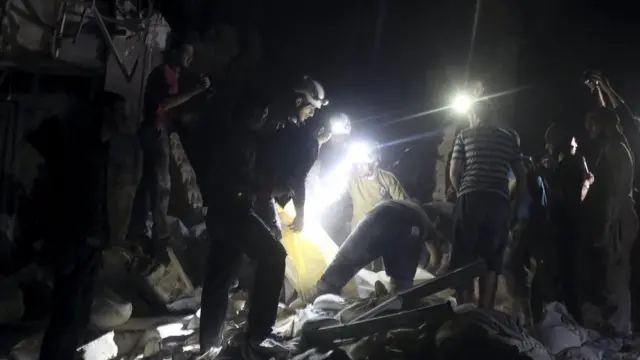 27日のアレッポ東部の空爆では少なくとも20人が死亡した