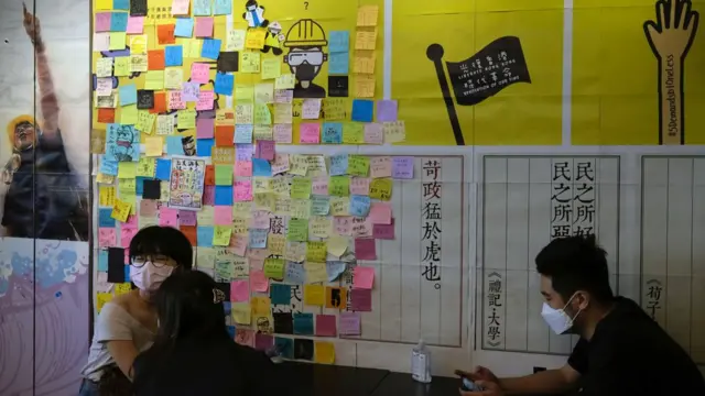 五一黄金周期间一家香港“黄店”内的顾客（1/5/2020）