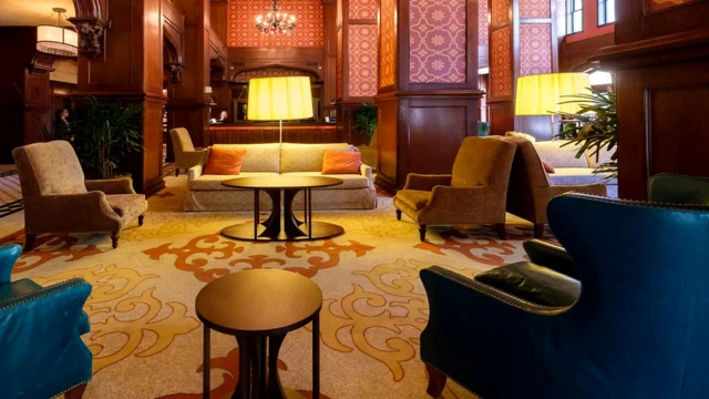 В одном из этих кресел специальное приложение увидело призрак