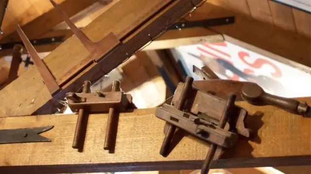 Юрий Федоров: "В ирландской глубинке нашлись: клетка для птиц, набор столярных инструментов, в который входил и рубанок отборник, применяемый для изготовления дверей и оконных рам".