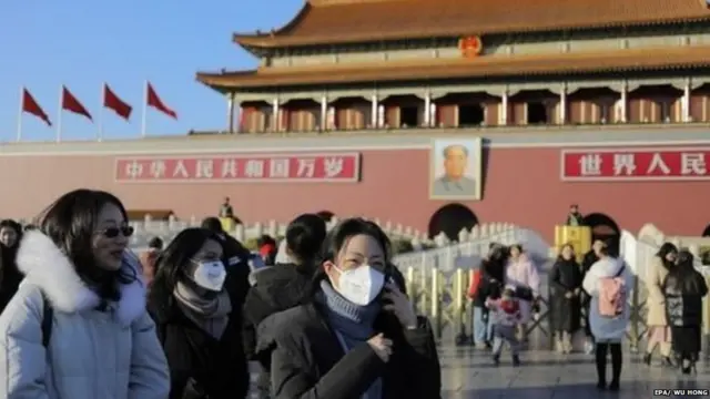 ਬੀਜਿੰਗ ਵਿੱਚ ਲੋਕ ਮਾਸਕ ਪਾ ਕੇ ਘੁੰਮਣ ਜਾਂਦੇ ਹੋਏ