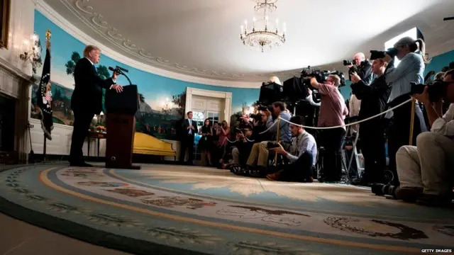 इराण कराराविषयी माध्यमांशी बोलताना राष्ट्राध्यक्ष ट्रंप