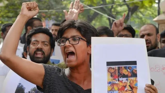 વેદાંતાનો વિરોધ પ્રદર્શન કરી રહેલી યુવતી