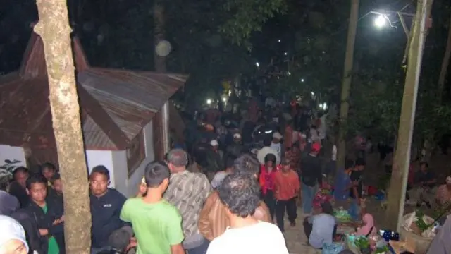 Montaña con mucha gente.