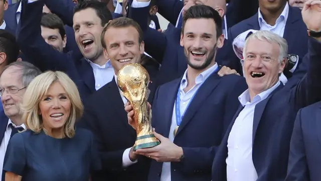 Макроны и футболисты